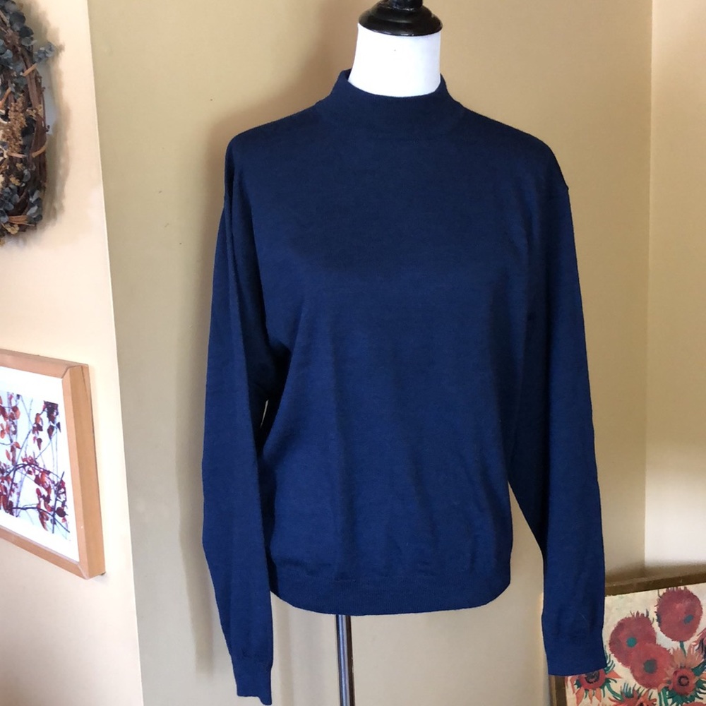 Vintage CLUB ROOM Sz Small MED
100% Extra Fine Merino Wool 
Deep Navy HONG KONG